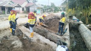 Pani Gold Project Perbaiki Pelat Deker di Desa Karya Indah