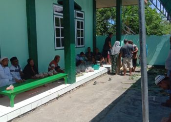 Foto : Suasana Penyerahaan daging Kurban untuk Jama'ah Masjid An'Nida Desa Sipayo. (Foto : Hitler).