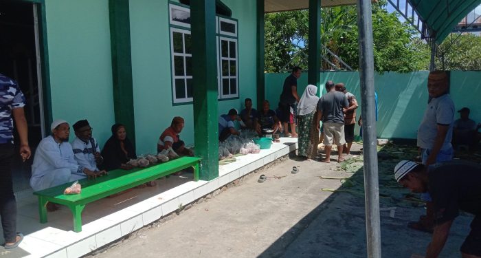 Foto : Suasana Penyerahaan daging Kurban untuk Jama'ah Masjid An'Nida Desa Sipayo. (Foto : Hitler).
