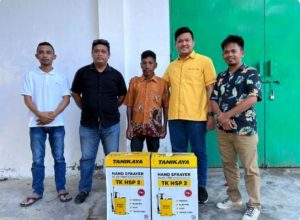 Tingkatkan Proktifitas Para Petani, Akbar Baderan Serahkan Bantuan Alsintan