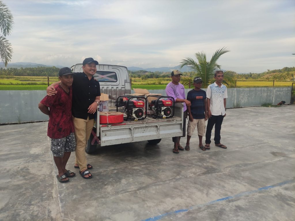 Kesulitan Mendapatkan Air, Akbar Baderan Serahkan 2 Unit Bantuan Alkon Untuk Petani Duhiadaa