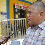 Foto Ketua DPRD Pada Saat Diwawancarai Oleh Wartawan
