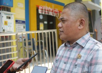 Foto Ketua DPRD Pada Saat Diwawancarai Oleh Wartawan