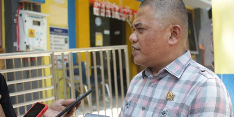 Foto Ketua DPRD Pada Saat Diwawancarai Oleh Wartawan