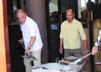 Ketua DPRD Pohuwato, Nasir Giasi Bersama ASN DPRD Melakaukan Pembersihan Kantor Pasca Kericuhan 21 September 2023