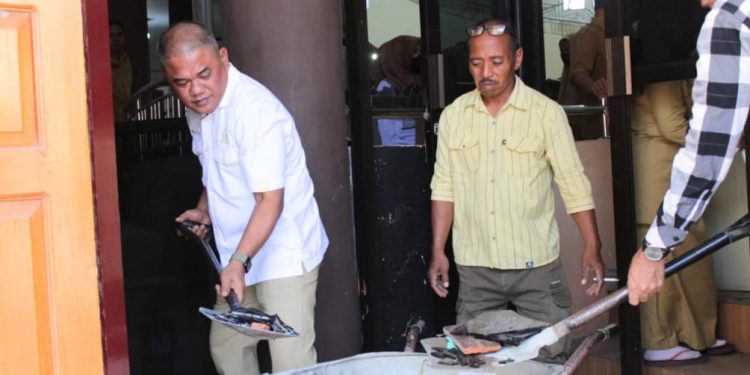 Ketua DPRD Pohuwato, Nasir Giasi Bersama ASN DPRD Melakaukan Pembersihan Kantor Pasca Kericuhan 21 September 2023
