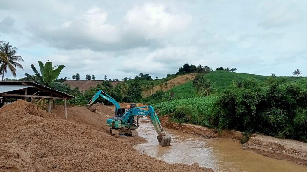 Cegah Luapan Air Sungai, Para Penambang di Patilanggio Lakukan Normalisasi