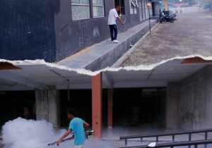 Cegah Perkembangbiakan Jentik Nyamuk, Dikes Pohuwato Tabur Bubuk Abate dan Fogging di Rusunawah