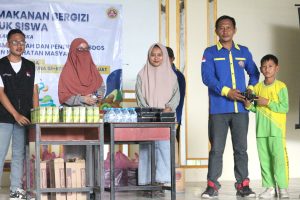 Ikut Sukseskan Program Pemerintah, Penambang Rakyat Paguat-Dengilo Salurkan Makanan Bergizi Bagi Siswa