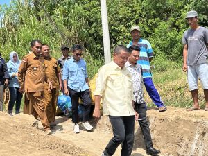 Warga Sandalan Curhat ke Syarif Mbuinga Soal Akses Jalan dan Kesulitan Air Bersih