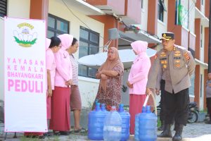 Turut Bantu Pemerintah, Polres Pohuwato Kembali Menyalurkan Air Bersih di Kawasan Rusunawah Syah 