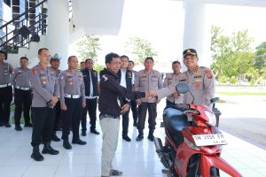Kapolres Pohuwato Serahkan bantuan Sepeda Motor Pada Korban Premanisme 