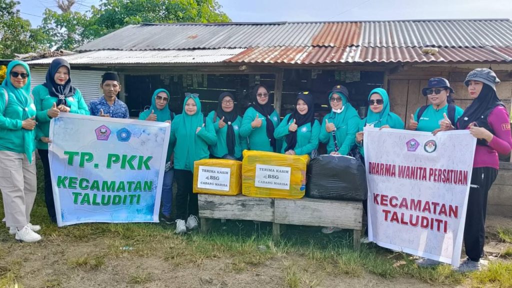 TP PKK dan DWP Kecamatan Taluditi Serahkan Oleh-oleh kepada Anak-anak Sandalan