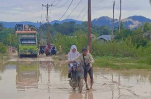Tanpa Hujan, Jalan Teratai–Bulangita Tertutup Lumpur, Warga Soroti Aktivitas PETI