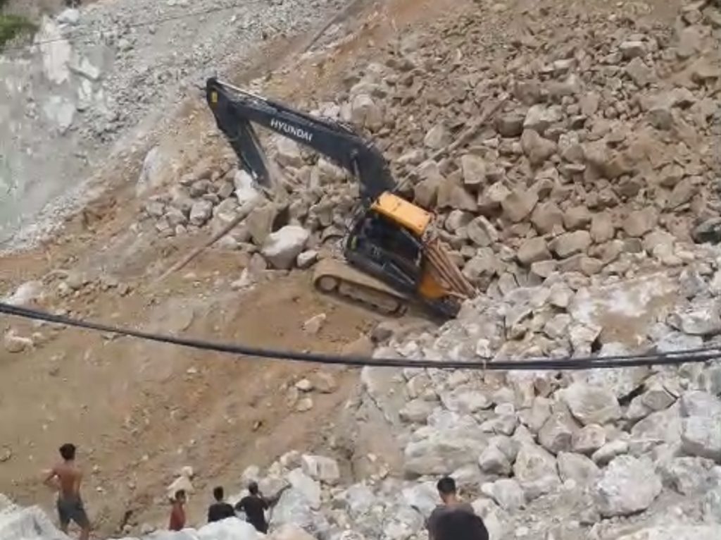 Tebing Tambang Emas Ilegal di Petabo Longsor, Satu Excavator Tertimbun Material