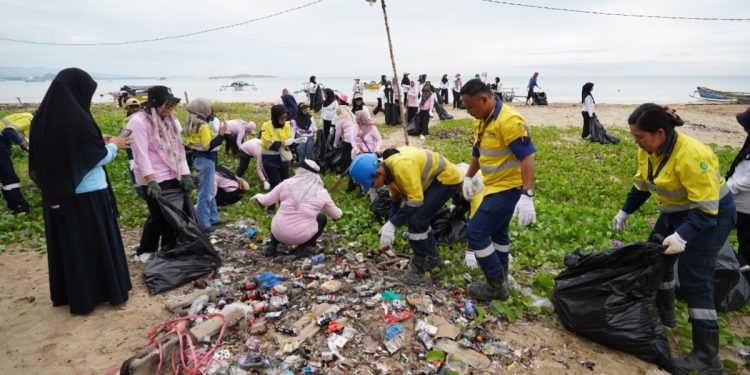 Gandeng DLH Pohuwato, Pani Gold Mine Gelar Aksi Bersih Pantai di Hari Lingkungan Hidup Sedunia