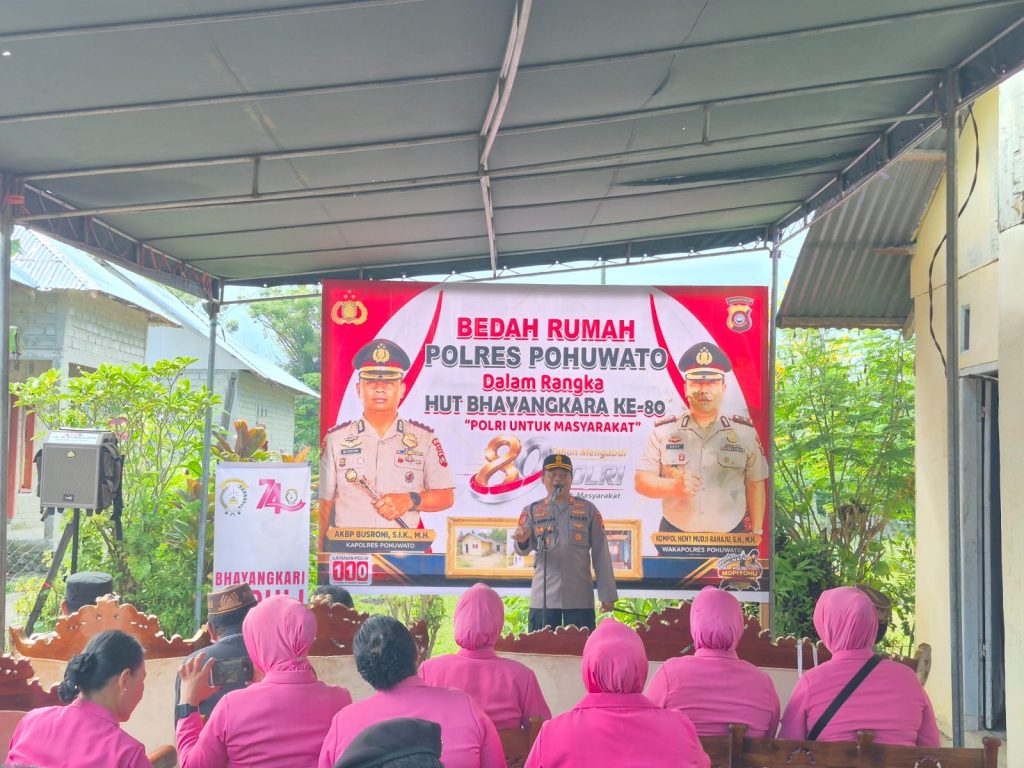 Peringati HUT Bhayangkara ke-80, Polres Pohuwato Tebar Kepedulian Melalui Program Bedah Rumah